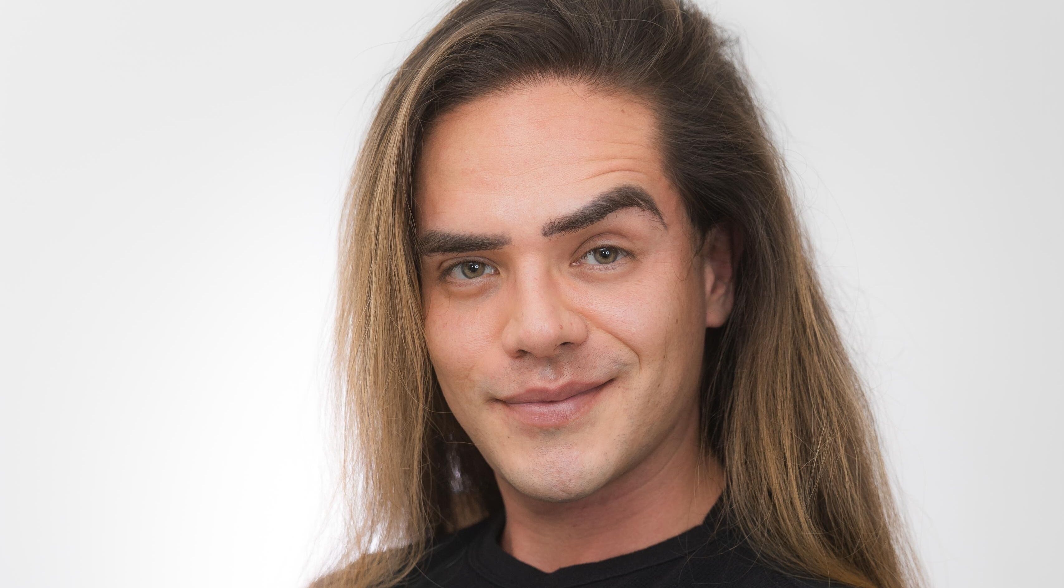 Cliente satisfeito na Always Pretty, Dublin, County Dublin, IE, com cabelo longo e sorriso confiante.