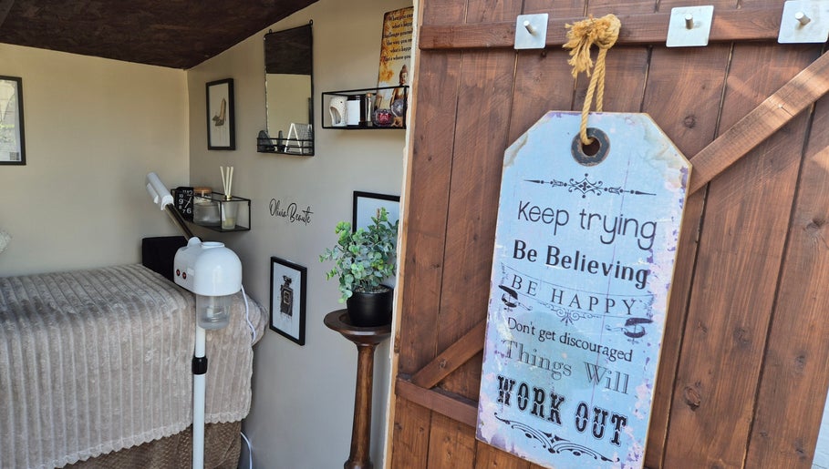 Cozy treatment room at Oliviabeautè, Eastbourne, England, GB with motivating decor and beauty equipment.