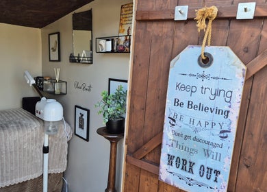 Cozy treatment room at Oliviabeautè, Eastbourne, England, GB with motivating decor and beauty equipment.