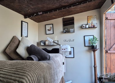 Cozy treatment room at Oliviabeautè, Eastbourne, England, GB, featuring plush towels and calming decor.