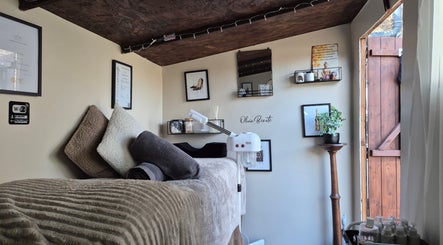 Cozy treatment room at Oliviabeautè, Eastbourne, England, GB, featuring plush towels and calming decor.