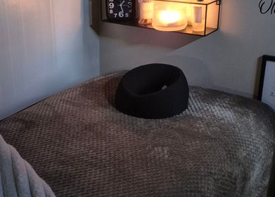 Relaxing treatment room at Oliviabeautè in Eastbourne, England, GB, featuring cozy lighting and soft bed.