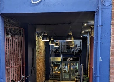 Stylish entrance of Jo Gulliford Hairstylist in Brighton And Hove, GB with industrial vibe and modern lights.