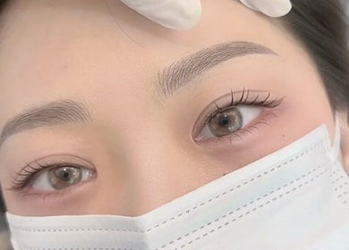 Expert eyebrow shaping at Luna Beauty Melbourne, Victoria, AU. Beauty treatment with precision.