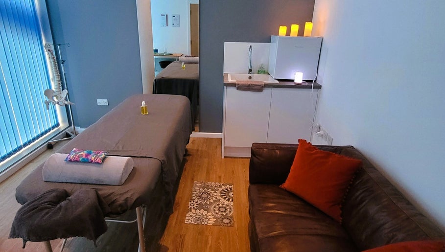 Relaxing massage room at Duo Soul Flow, Reading, England, GB, featuring a cozy setup and ambient lighting.