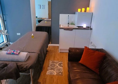 Relaxing massage room at Duo Soul Flow, Reading, England, GB, featuring a cozy setup and ambient lighting.