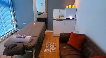 Relaxing massage room at Duo Soul Flow, Reading, England, GB, featuring a cozy setup and ambient lighting.