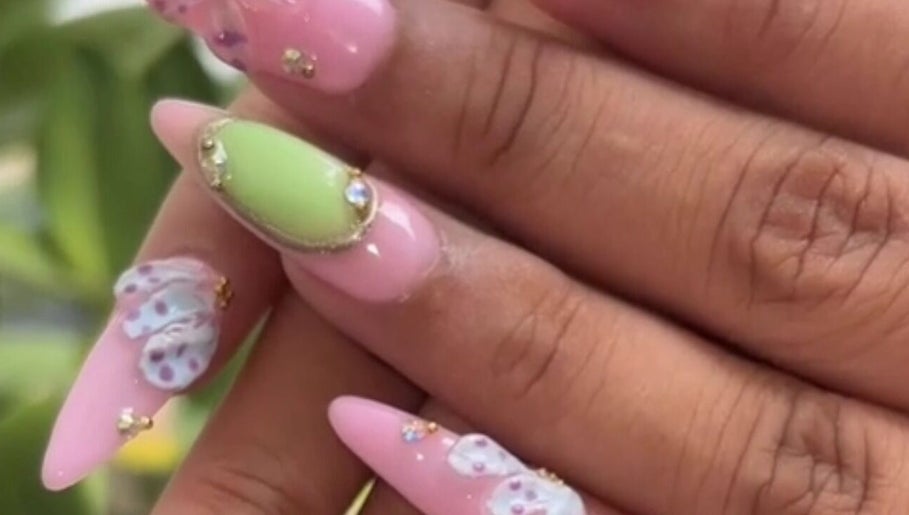 Design ongles chic chez Mariaa’N’ails, Sainte-marie, Saint-denis, RE, avec détails papillon et strass.