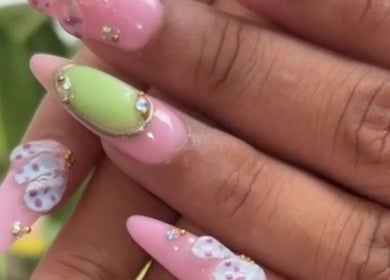 Design ongles chic chez Mariaa’N’ails, Sainte-marie, Saint-denis, RE, avec détails papillon et strass.