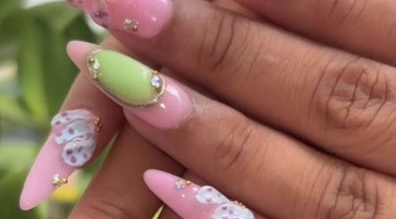Design ongles chic chez Mariaa’N’ails, Sainte-marie, Saint-denis, RE, avec détails papillon et strass.