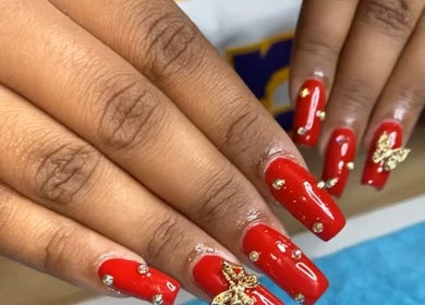 Magnifiques ongles rouges ornés chez Mariaa’N’ails, Sainte-marie, Saint-denis, RE pour un style éclatant.