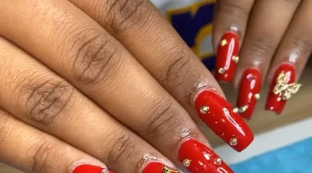 Magnifiques ongles rouges ornés chez Mariaa’N’ails, Sainte-marie, Saint-denis, RE pour un style éclatant.