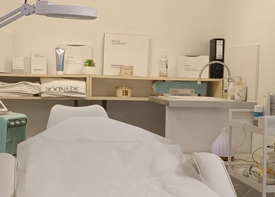 Интериор на модерна стая в Koketna beauty place, Варна, Варна, BG, оборудвана с професионална козметика.