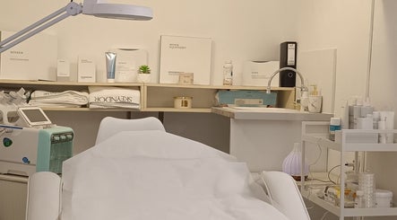 Интериор на модерна стая в Koketna beauty place, Варна, Варна, BG, оборудвана с професионална козметика.