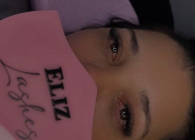 Primer plano de un cliente satisfecho en Eliz Lashes Studio, Arecibo, Arecibo, PR, mostrando extensiones de pestañas.