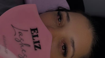 Primer plano de un cliente satisfecho en Eliz Lashes Studio, Arecibo, Arecibo, PR, mostrando extensiones de pestañas.
