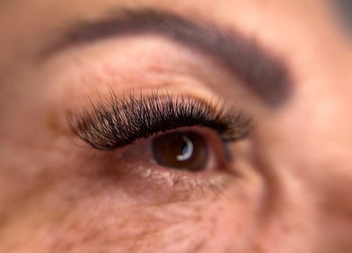 Extensiones de pestañas aplicadas en Eliz Lashes Studio, Arecibo, Arecibo, PR, mostrando elegancia y detalle.