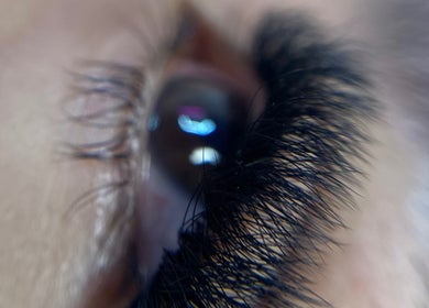 Primer plano de pestañas en Eliz Lashes Studio, Arecibo, Arecibo, PR, mostrando extensión profesional.