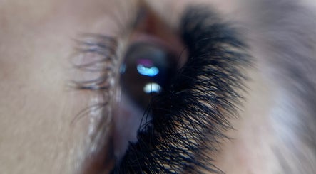 Primer plano de pestañas en Eliz Lashes Studio, Arecibo, Arecibo, PR, mostrando extensión profesional.