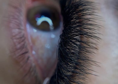 Primer plano de pestañas realzadas en Eliz Lashes Studio, Arecibo, Arecibo, PR.