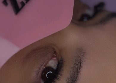 Retoque de pestañas en Eliz Lashes Studio, Arecibo, Arecibo, PR, destacando la mirada cuidadosa.