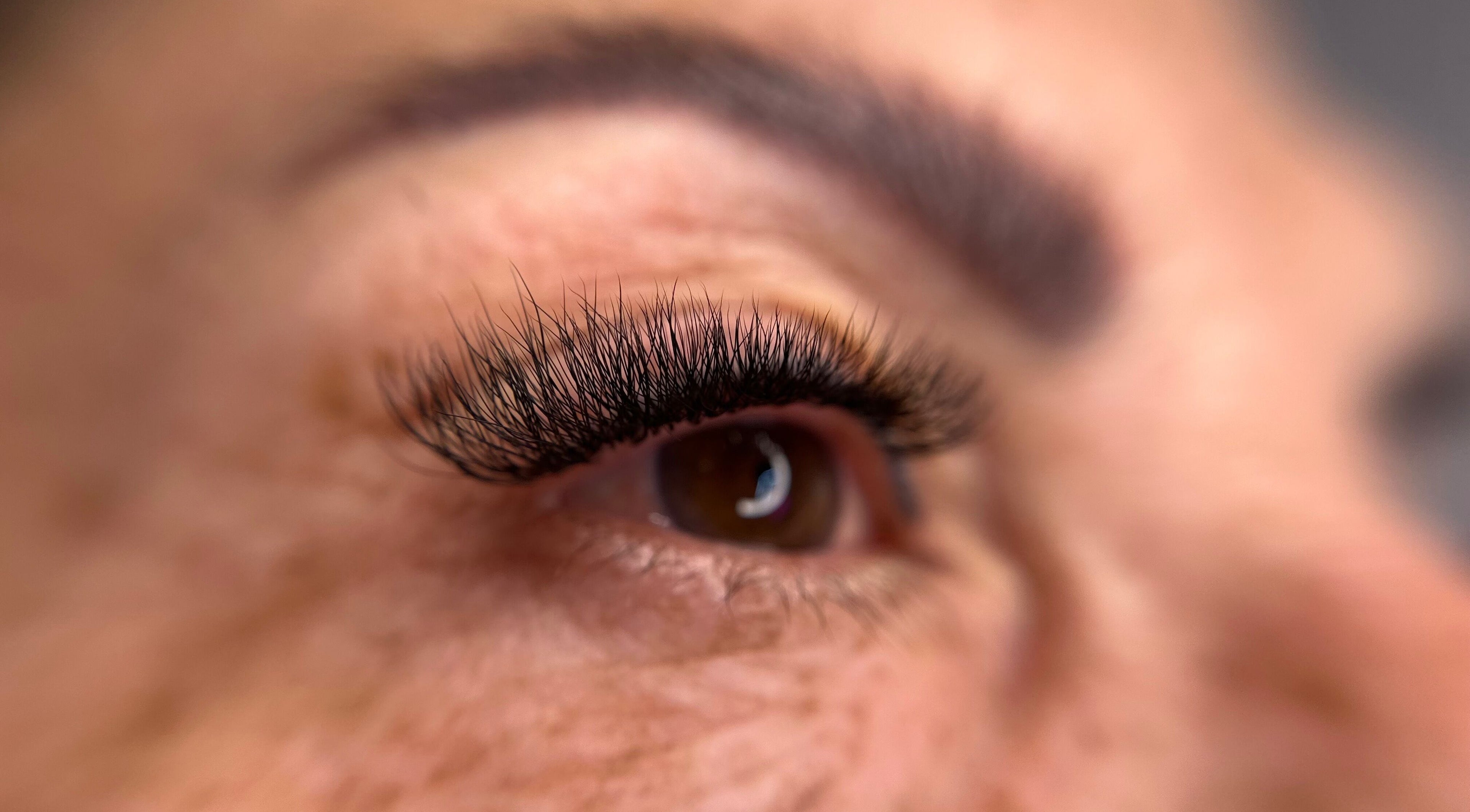 Extensiones de pestañas en Eliz Lashes, Arecibo, Arecibo, PR, resaltando una mirada intensa y definida.