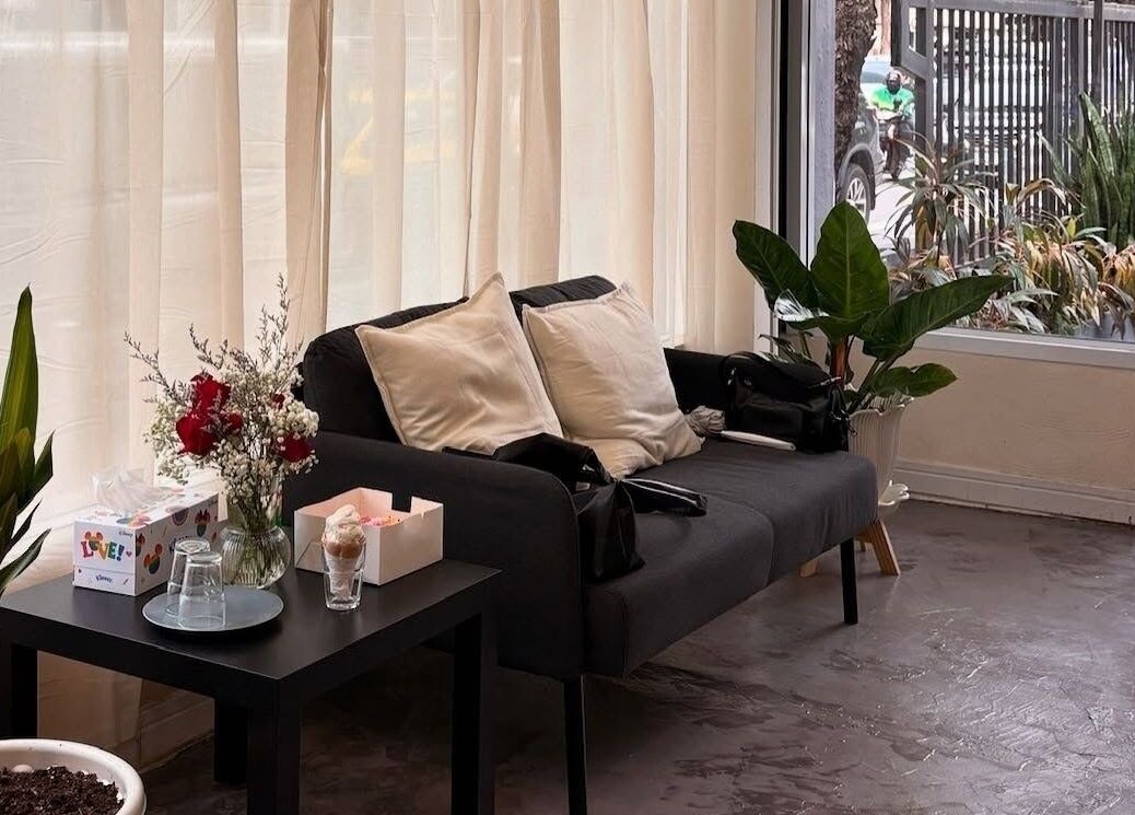 Elegant waiting area at YIN Nails and Lashes, Krung Thep Maha Nakhon, TH with plush seating and stylish decor.