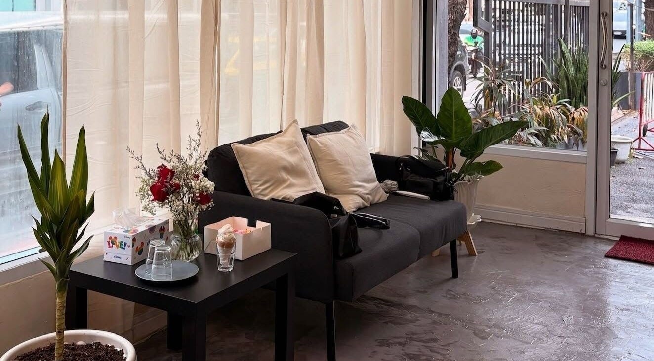 Elegant waiting area at YIN Nails and Lashes, Krung Thep Maha Nakhon, TH with plush seating and stylish decor.