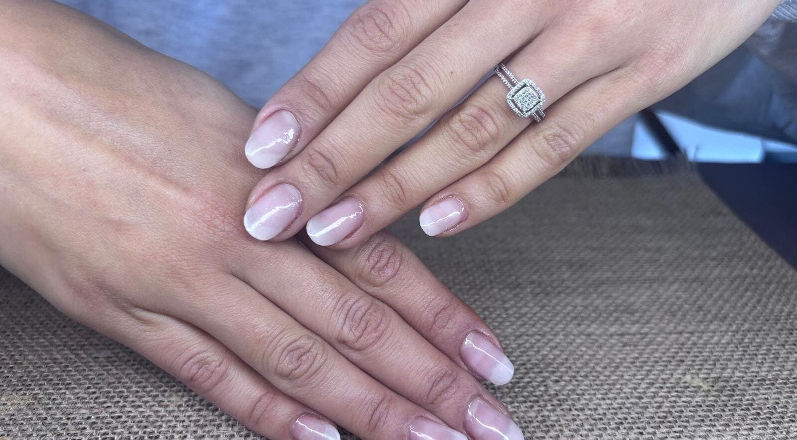 Manucure élégante avec bague, Nacre • Feather Nails à Palaiseau, Île-de-france, FR.