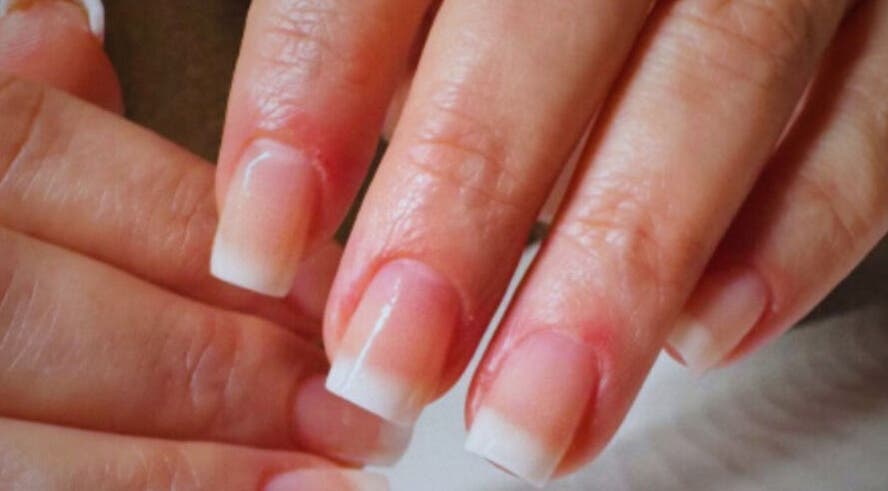 Manucure élégante à Nacre • Feather Nails, Palaiseau, Île-de-France, FR. Ongles parfaitement polis.