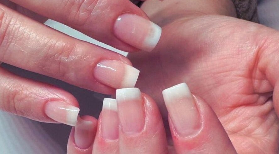 Manucure élégante à Nacre • Feather Nails, Palaiseau, Île-de-france, FR, mettant en valeur des ongles naturels.