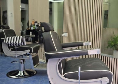 Modern barber chair at Alberto's Barber Shop, San Ġiljan, MT, offering style and comfort.