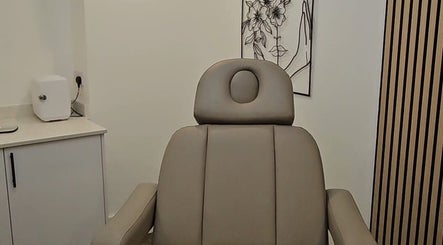 Modern treatment chair in Mae Medical Aesthetics, London, England, GB, offering a tranquil setting for wellness.