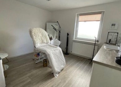 Cozy waxing room at The Wax Room in Weiden In Der Oberpfalz, Bayern, DE with a plush treatment bed and stylish decor.