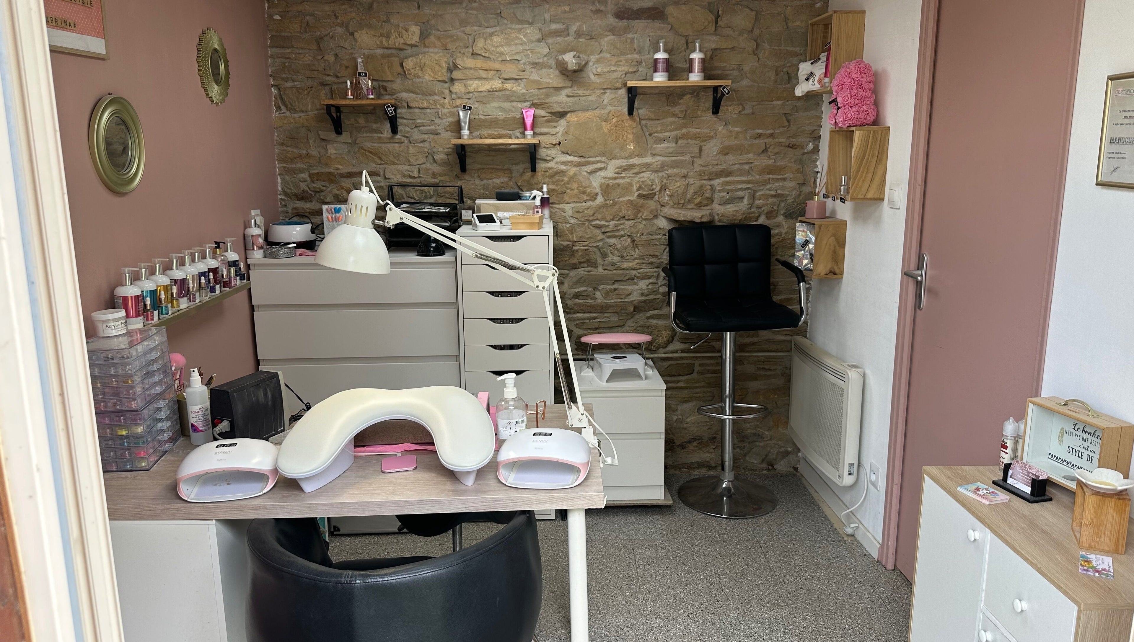 Intérieur élégant de Lou'Ma Nails à Avessac, Pays De La Loire, FR, avec équipement de manucure.