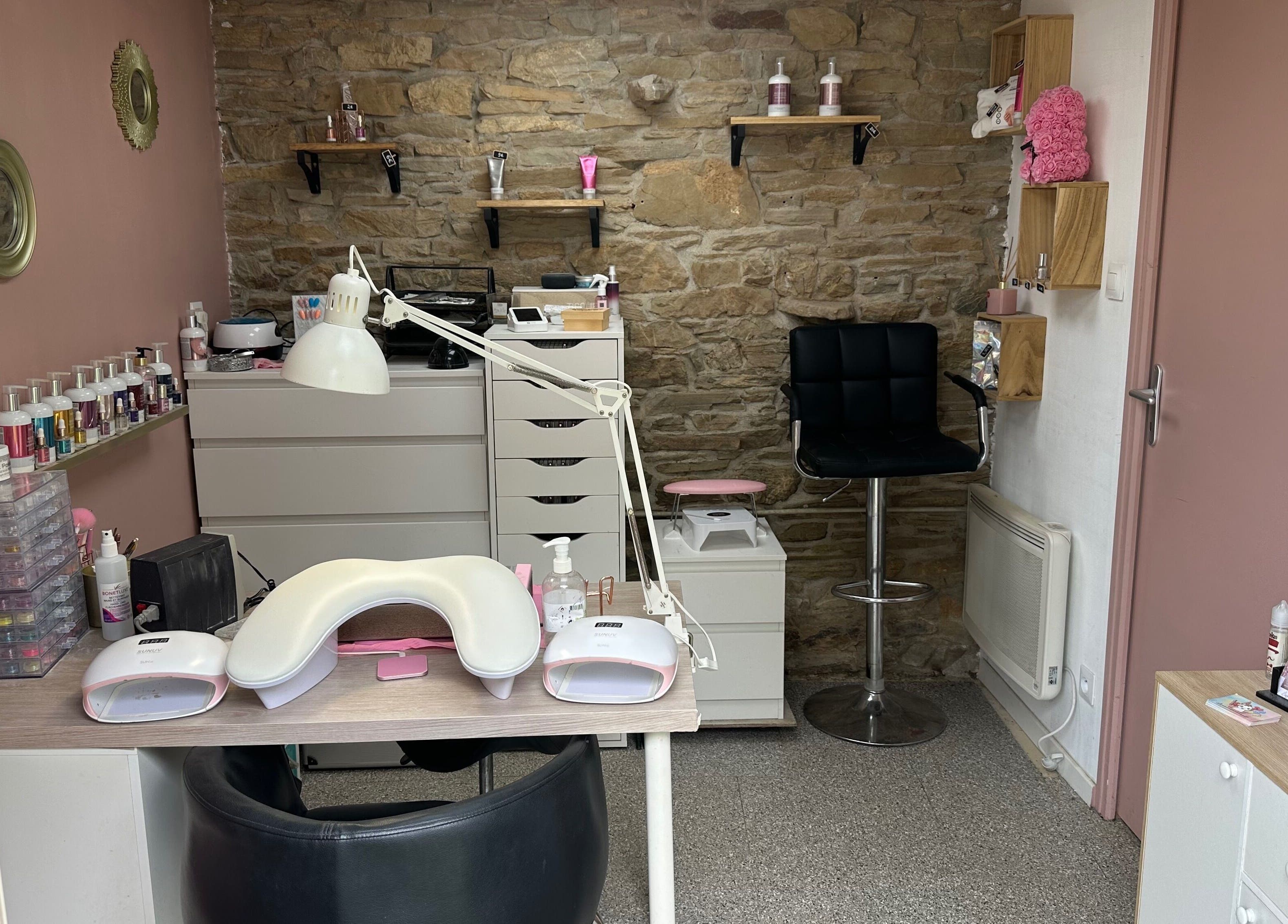 Intérieur élégant de Lou'Ma Nails à Avessac, Pays De La Loire, FR, avec équipement de manucure.