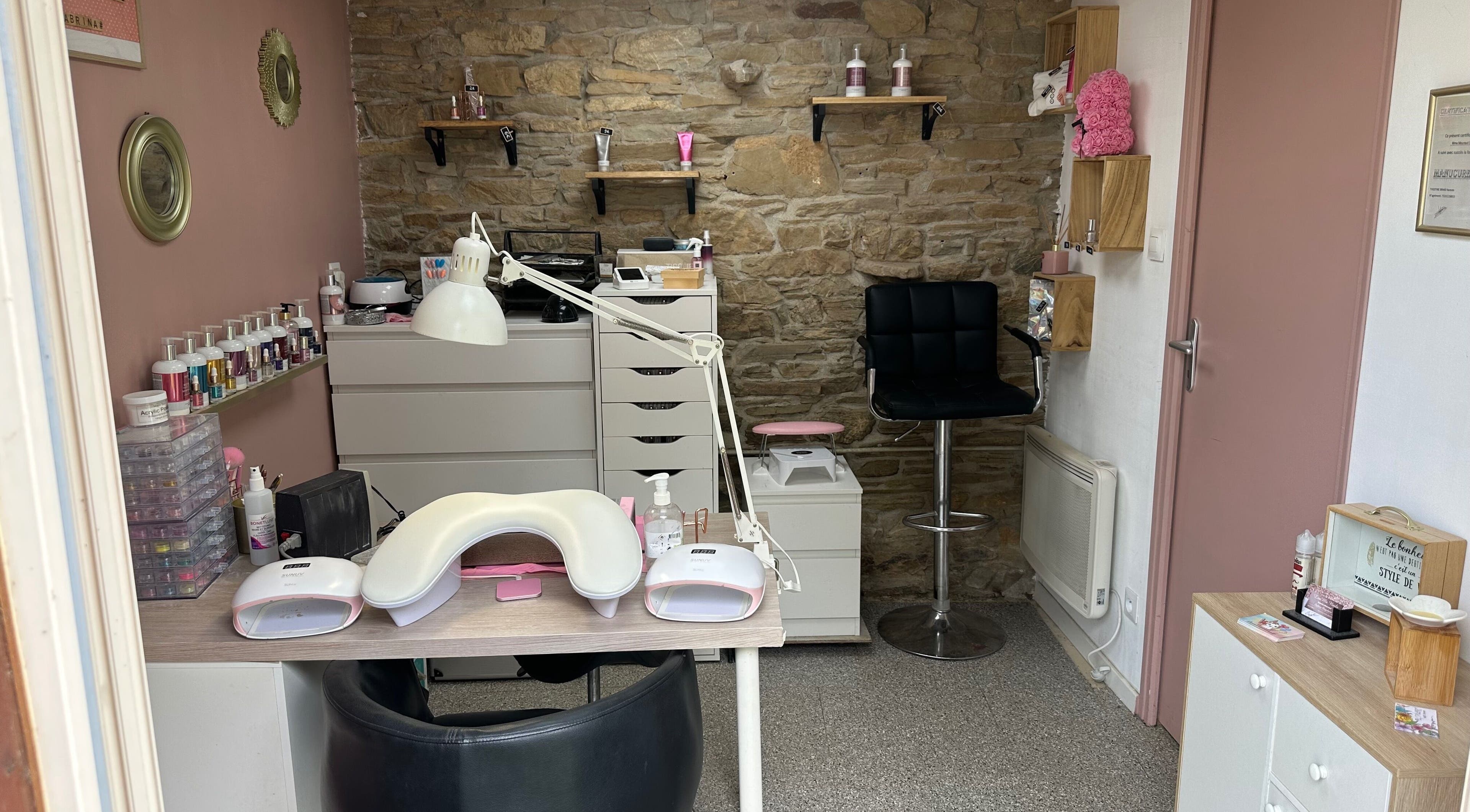 Intérieur élégant de Lou'Ma Nails à Avessac, Pays De La Loire, FR, avec équipement de manucure.