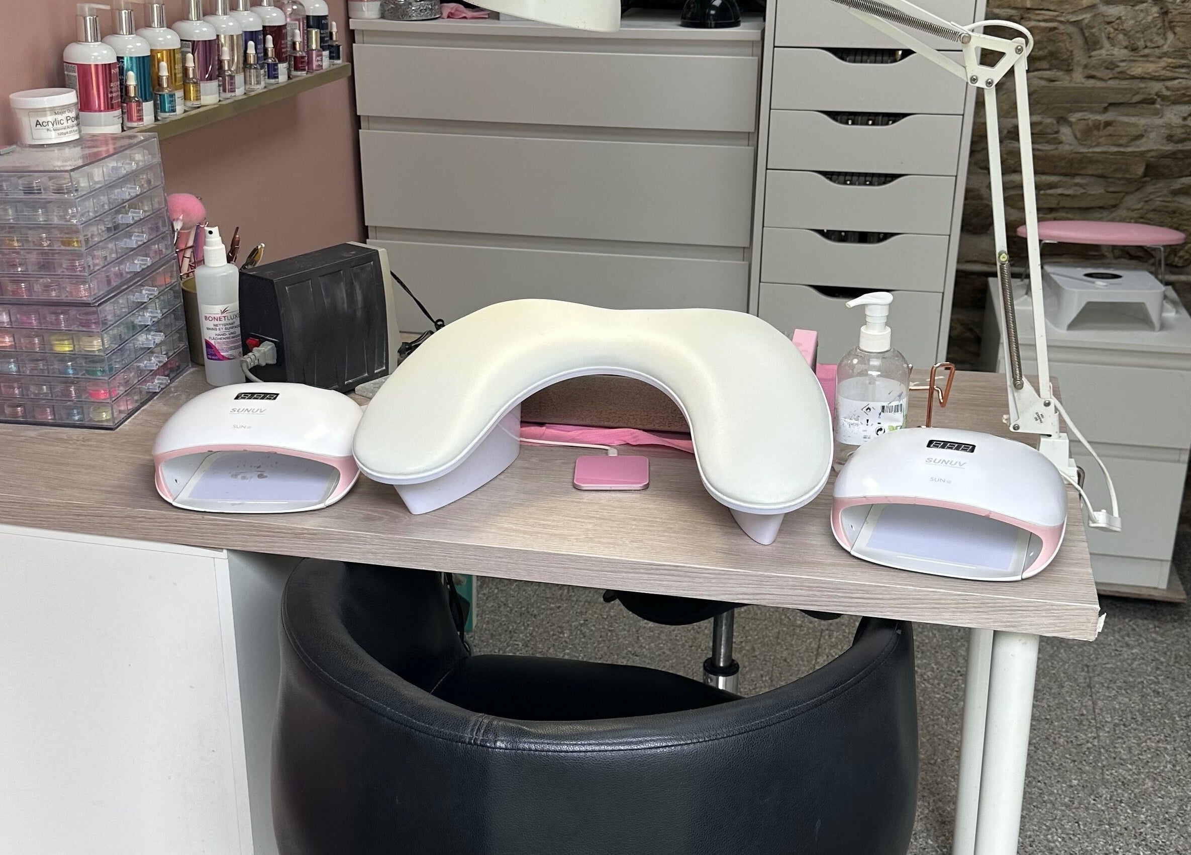 Station de manucure à Lou’Ma Nails, Avessac, Pays De La Loire, FR, avec lampes UV et équipements professionnels.