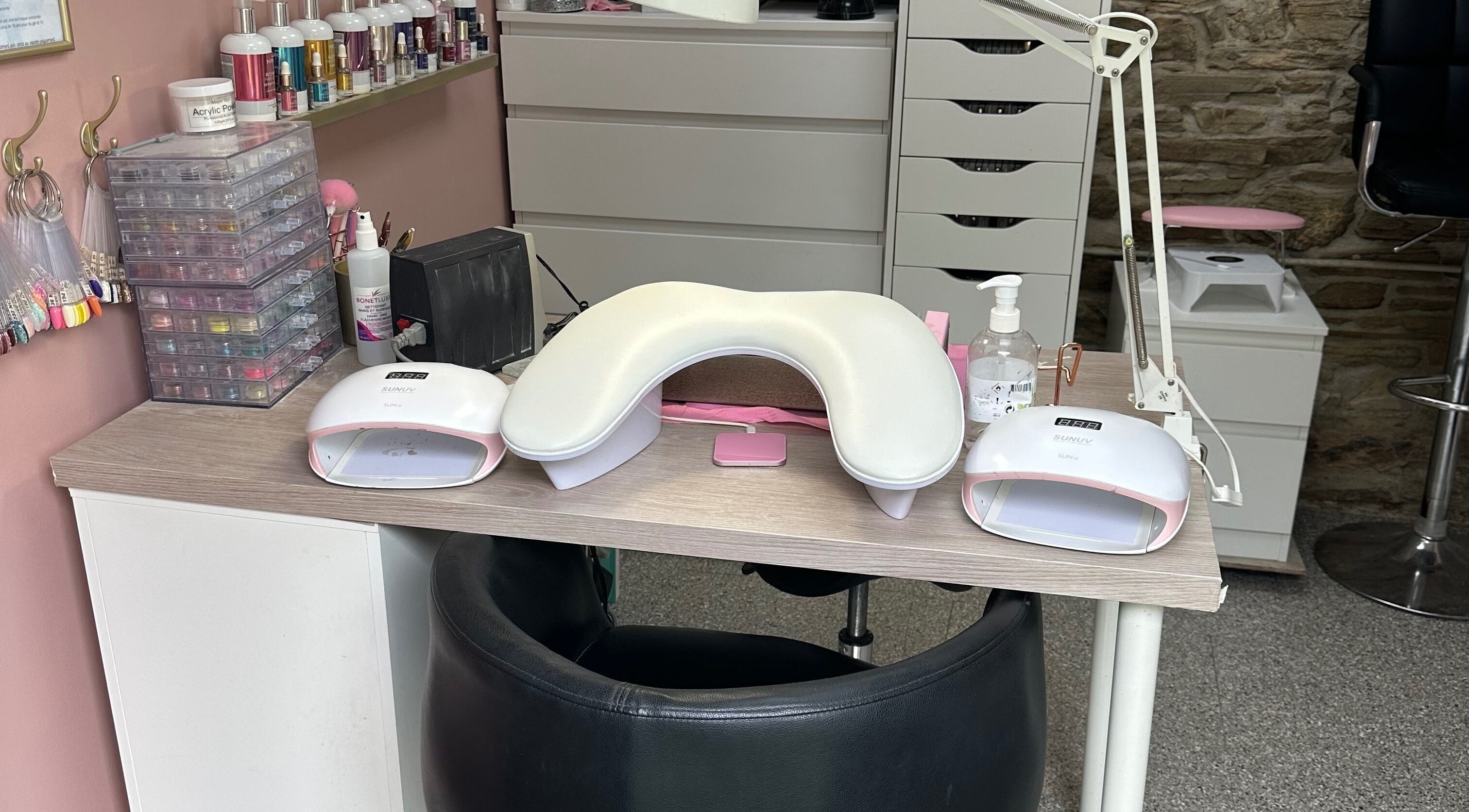 Station de manucure à Lou’Ma Nails, Avessac, Pays De La Loire, FR, avec lampes UV et équipements professionnels.