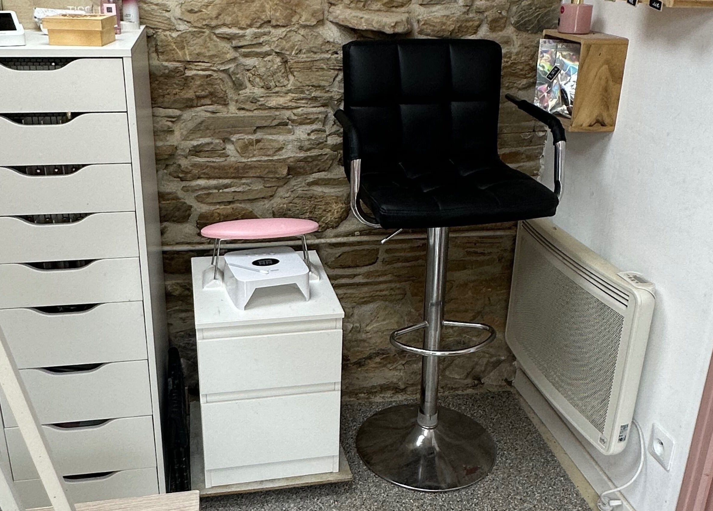 Coin manucure élégant chez Lou'Ma Nails, Avessac, Pays De La Loire, FR, avec chaise noire et équipement moderne.