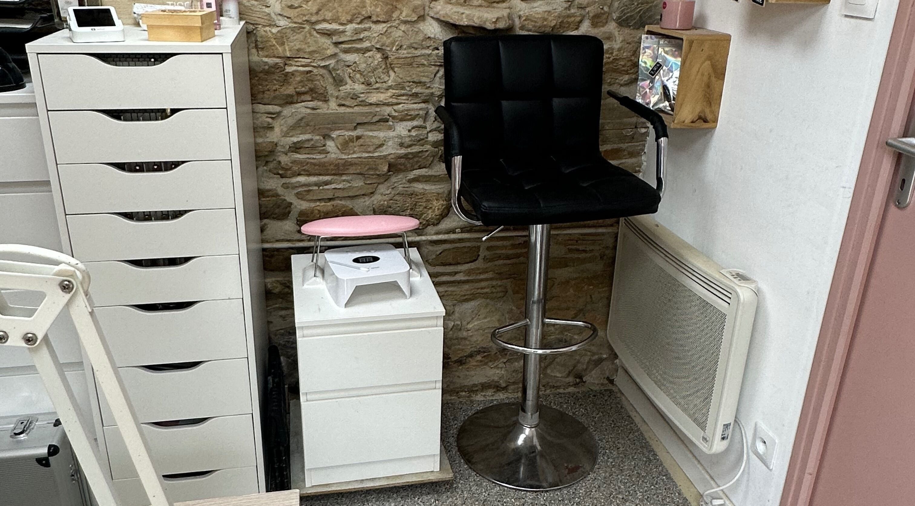 Coin manucure élégant chez Lou'Ma Nails, Avessac, Pays De La Loire, FR, avec chaise noire et équipement moderne.