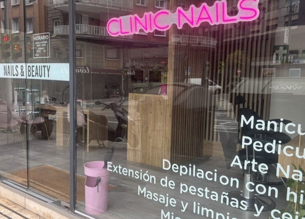 Fachada de Clinic Nails en Vigo, ES, mostrando servicios como manicura y pedicura.