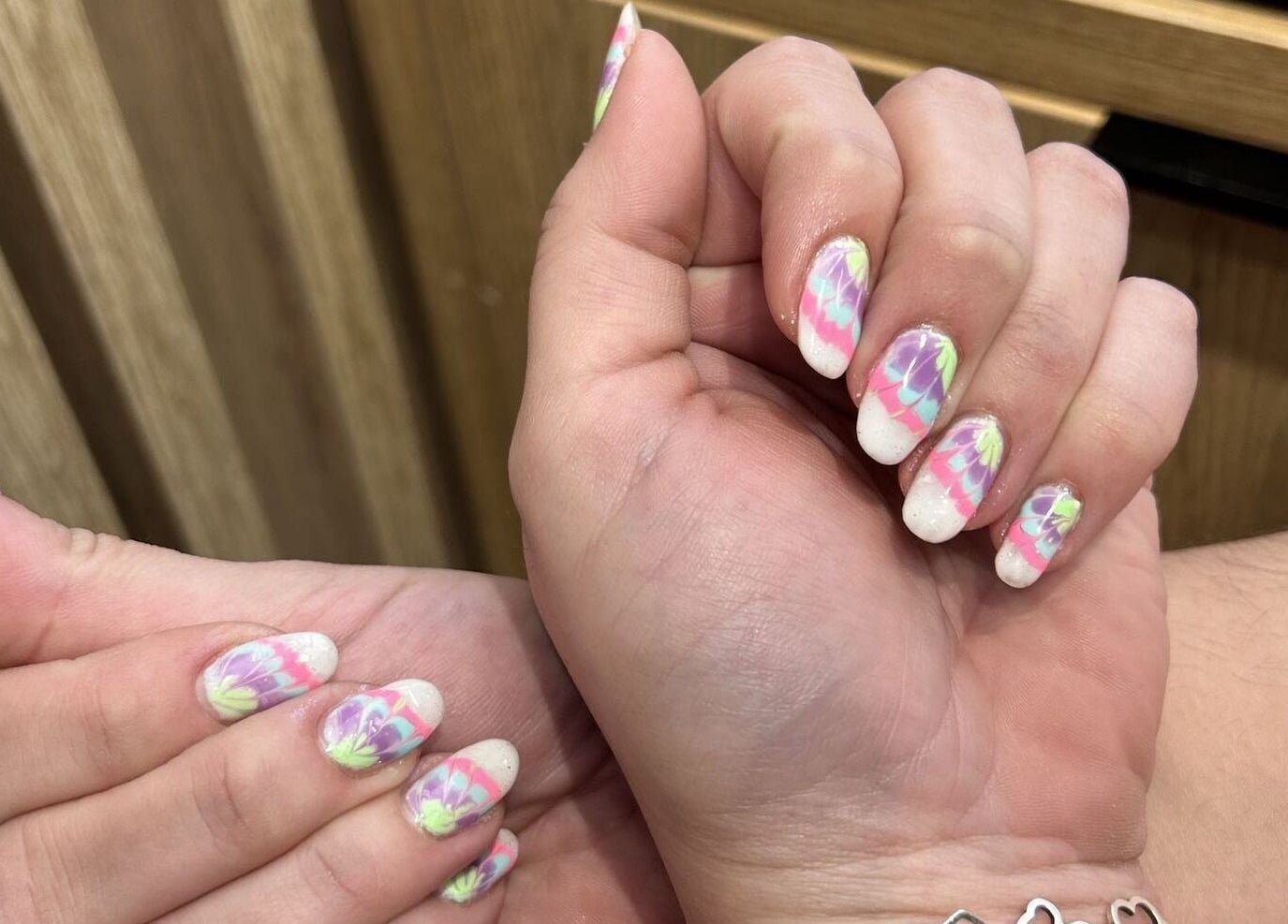 Diseño de uñas coloridas y artísticas en Clinic Nails, Vigo, ES.