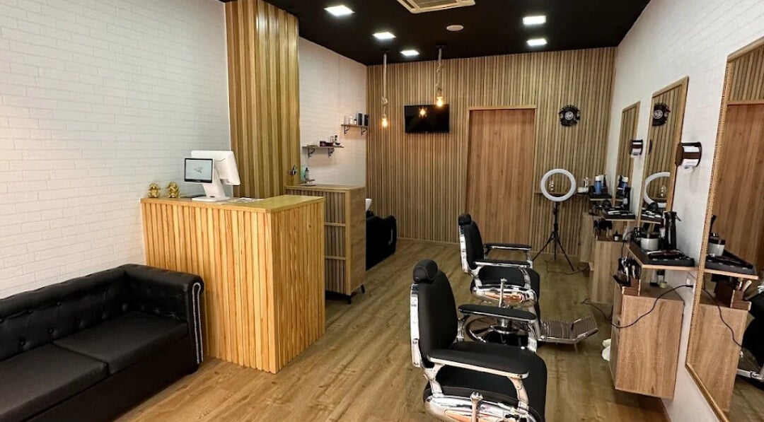 Interior moderno de Barberia Antón Pontevedra, Pontevedra, ES con sillas clásicas y decoración de madera.