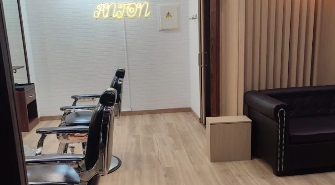 Área de espera en Barberia Anton Vigo con sillones de cuero y decoración moderna en Vigo, ES.