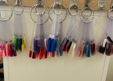 Muestra de esmaltes de uñas en Lilith Nails, Córdoba, Andalucía, ES, destacando diversos colores.