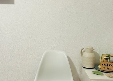 Rincón acogedor con silla y cafetera en Lilith Nails, Córdoba, Andalucía, ES.