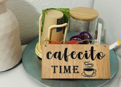 Rincón de cafecito en Lilith Nails, Córdoba, Andalucía, ES, con taza y cartel acogedor.