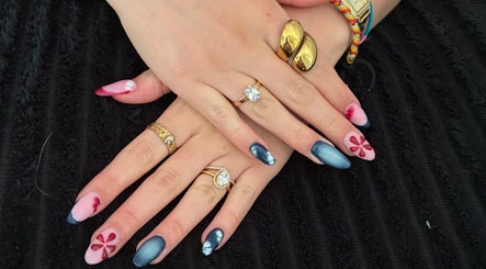 Ongles artistiques avec motifs floraux chez GlowByGaelle, Calais, Hauts-de-France, FR.