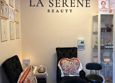La Serene Beauty放松的等待区，设有舒适沙发，位于Meadowbank, New South Wales, AU。
